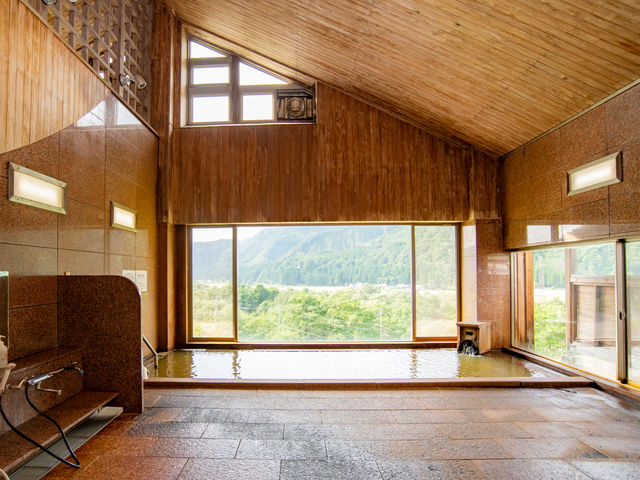 むら湯の男湯です。
赤茶色のお湯は、鉄分と塩分を多く含み疲労回復に効果が高いそうです。_深沢温泉むら湯