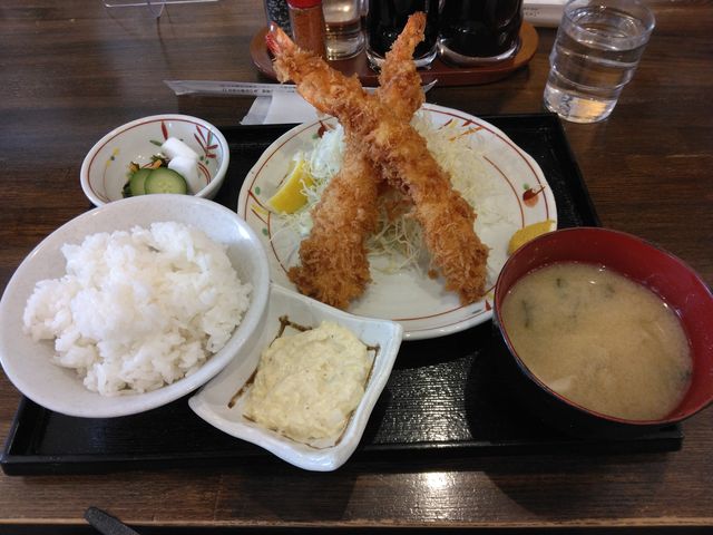 まっすぐなエビフライ。食べ応え十分です。_ときわ食堂