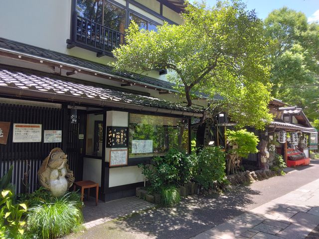 そばを打つところが見学できます。水車が回っているのも風情がありました。_一休庵