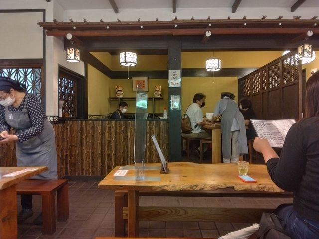テーブルが気持ちの良い木材でできています。_一休庵