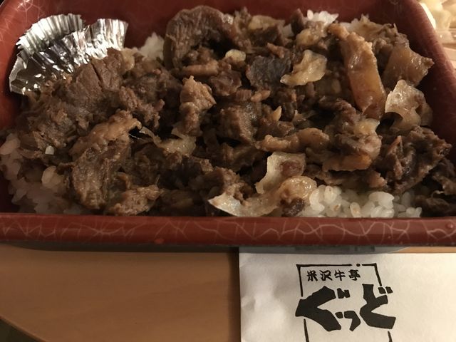 牛すじ弁当、重みあります。_米沢牛亭ぐっど