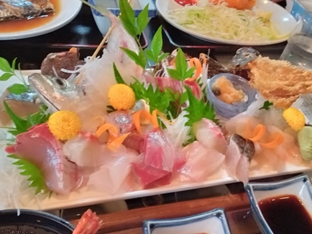 刺身盛合せ2人前とオコゼの刺身と骨せんべい。_富田屋