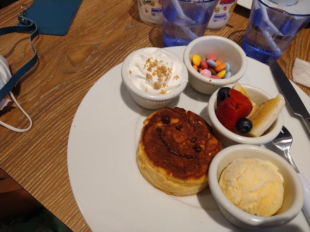 小さい飲み物つきで800円くらい。アイス、フルーツ、チョコ、生クリーム、チョコペン付き_湘南パンケーキ