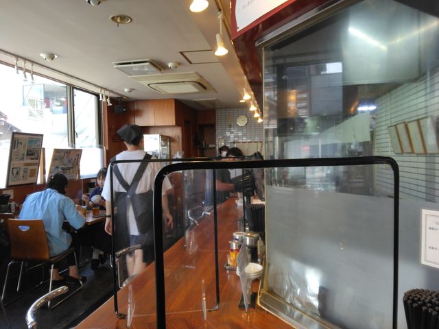 カウンターとテーブル席があり、カウンター席が快適な造りです。_支那麺 はしご 新小岩店