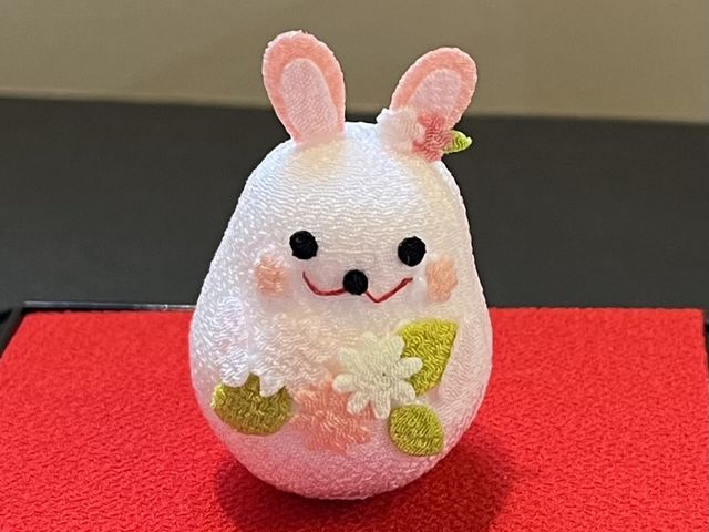 耳とほっぺにもお花を貼って可愛く。アレンジ自在。接着剤がはみ出ても乾くと透明なので安心。_つむぐ工房 二寧坂店