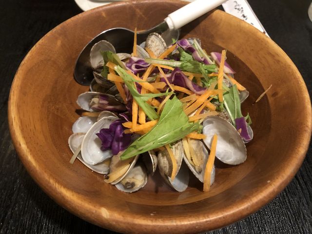 不思議なカット野菜が乗っているあさりの酒蒸し_四季邸 池袋本店