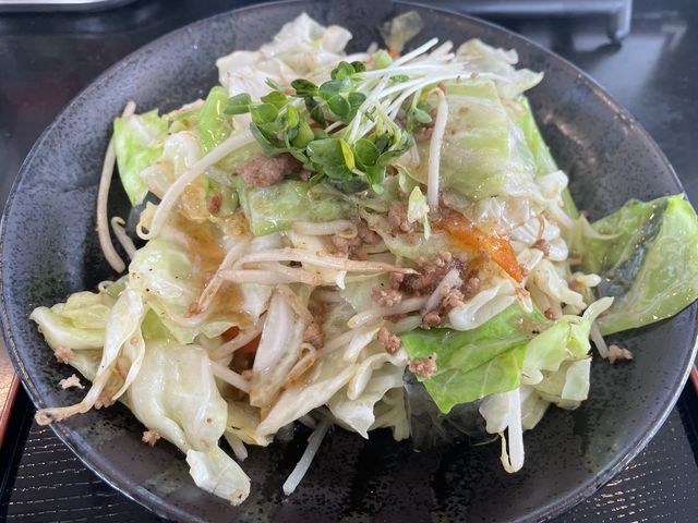 冷やしぶっかけ。ざく切りキャベツの食感が良い。野菜をたくさん食べたい人には特に勧めたい。_めん王