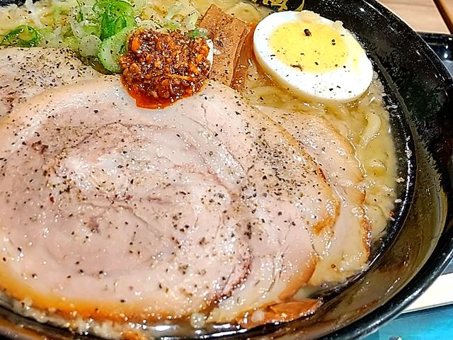 豚骨醤油のこってり系、ホロホロチャーシューのげんこつラーメン_らあめん花月嵐伊東吉田店