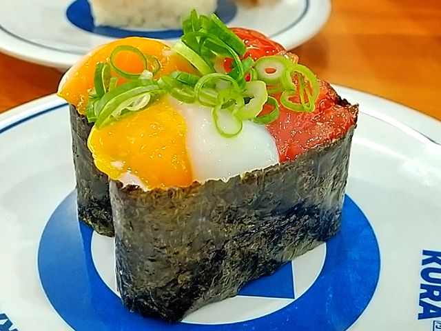 マグロと卵黄と山芋の三色軍艦寿司!カラフルでカワイイでしょ!_無添くら寿司 足立江北店
