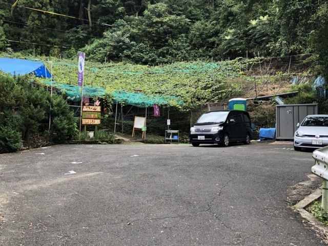 看板を過ぎて1分?ほんとに山です!
駐車場につきあたります。_山本(〇山)農園(柏原市観光ぶどうセンター)