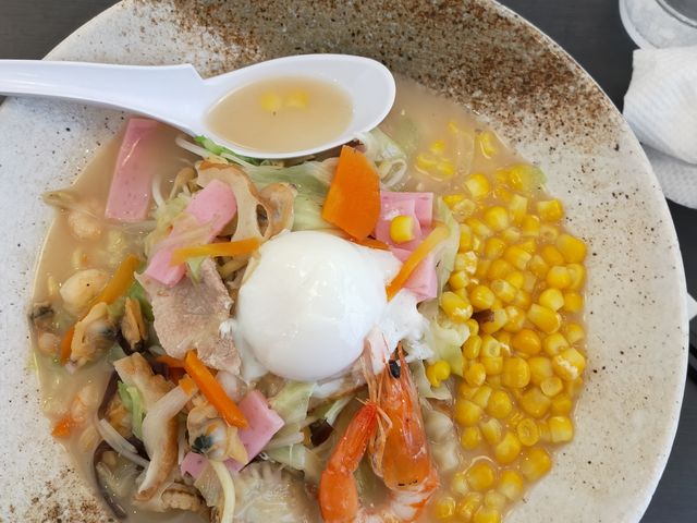 具材豊富な小浜ちゃんぽん_味処湯処 よしちょう