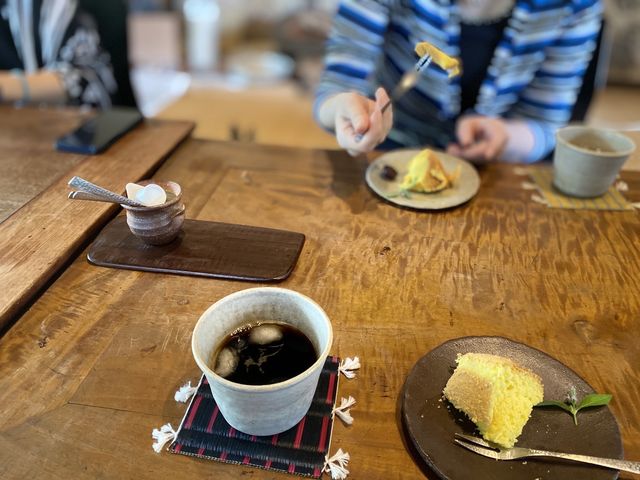 最後のお茶。器はご主人作、シフォンケーキは奥様作、コースターは地元で作られたものでした。_AIKA CRAFT