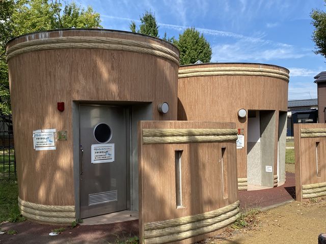 公園内にある桶のトイレ_摂田屋地区