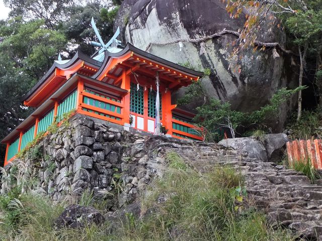 この場所に、よくもまあ石垣と石段を造ることができたものだ。_神倉神社