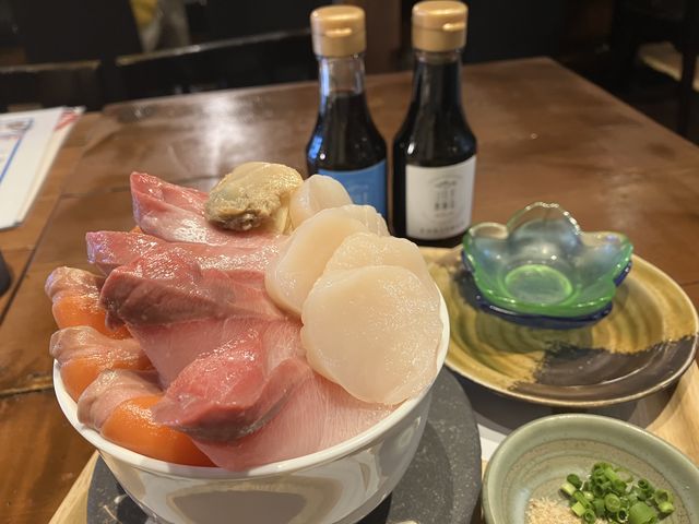 日替わり海鮮丼_シハチ鮮魚店