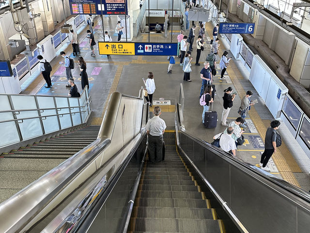 駅ホームへ向かうエスカレーター_京急蒲田駅