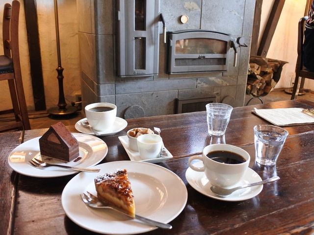 薪ストーブで、暖かい店内。_美麻珈琲
