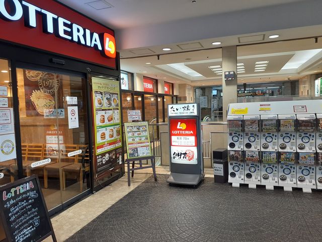 向こうに見えるのが駅の改札_ロッテリアJR住道駅店