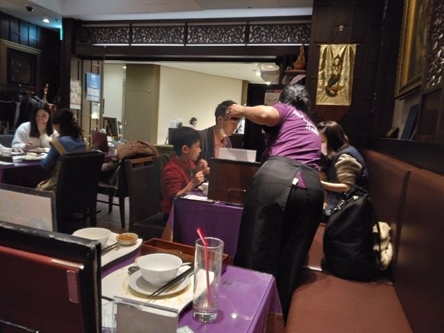 店員さん達はテキパキと働いておられました。_アジアンタワン168 カレッタ汐留