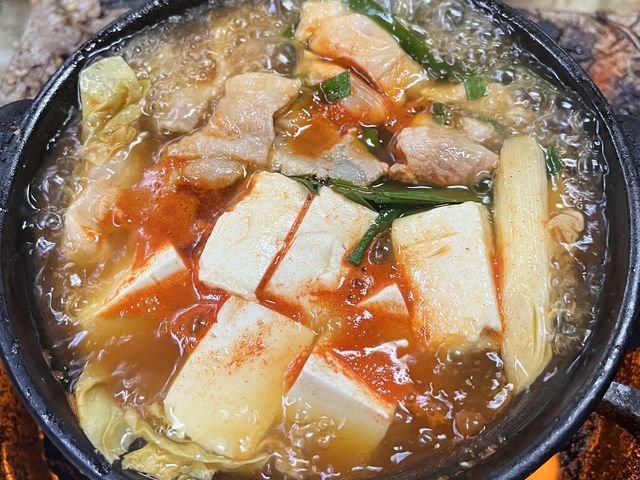 鍋も色々あります。
チゲ鍋、もつ鍋、湯豆腐。_河童