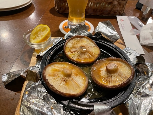 地元産の椎茸でバターソテー。椎茸ステーキで、ボリューム満点。_ビアホフ ガンバリウス