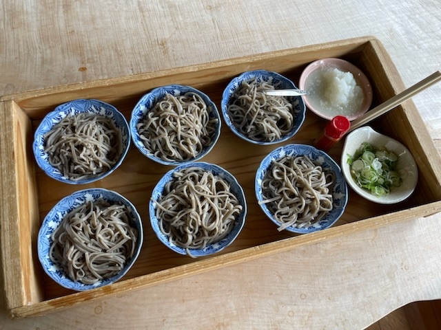 小さなお皿に6皿分できます_今庄そば道場