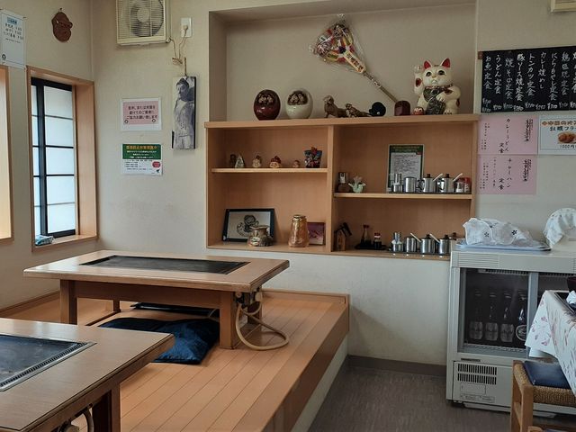 店内の様子:カウンター席とテーブル席もあります。_だるまや