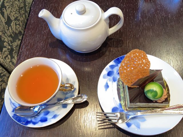 アールグレイと抹茶のオペラ(ケーキセット)_「隨縁亭」/「ザ・ライブラリー」ホテルモントレ京都