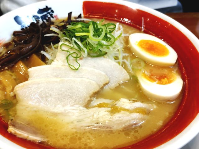 あっさり目の豚骨醤油ラーメン_越後秘蔵麺 無尽蔵 かわぐち家