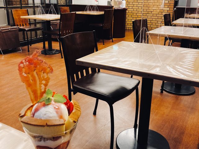 2階のカフェ内観とパフェ_カステラの銀装 心斎橋本店