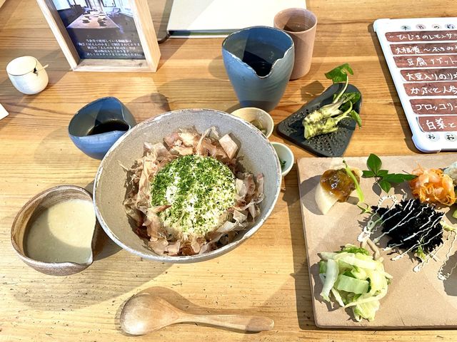 わさびとろろ丼。生わさびで贅沢。_おおむろ軽食堂