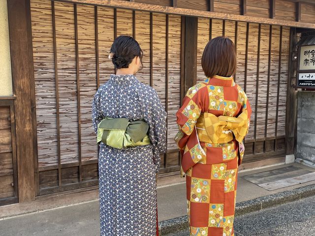 外に出たところで写真を撮って頂きました。
着物、帯、カバンがセット料金です。_きもの着付&レンタル 彩雅