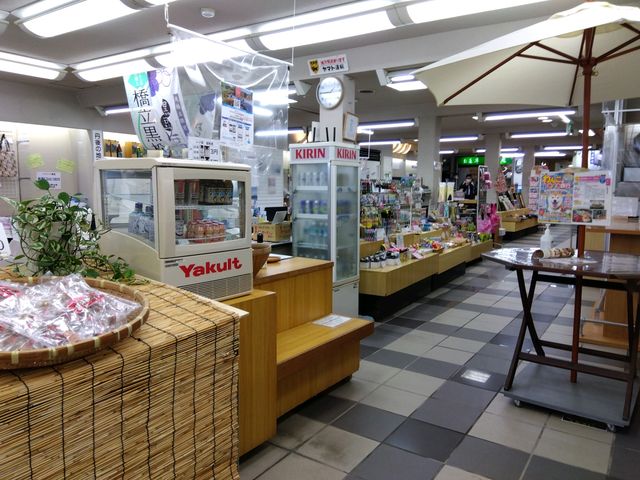 店内です。アイス買って店内で食べさせて頂きました。_松井物産本店