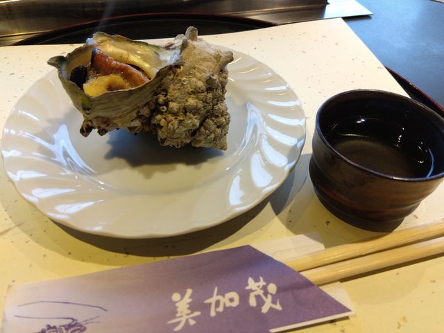 自分で焼いたサザエ。ちょっと高い目でしたが肝をキレイにしたり身も切ってくれてます。_海鮮料理 美加茂