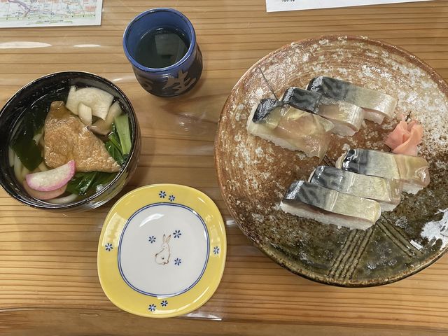きつねうどんと一緒に元祖鯖寿司_栃生梅竹