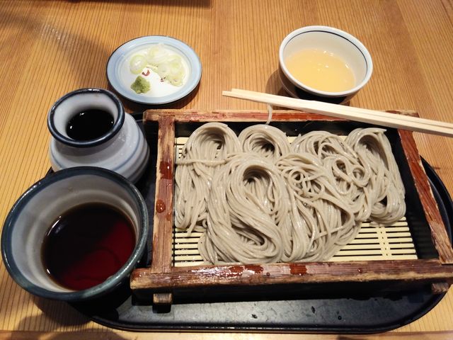 つゆにすり胡麻をたっぷり入れて。蕎麦茶とか蕎麦湯もいただけるので、結構体も暖まります。_越後十日町 小嶋屋 越後湯沢店