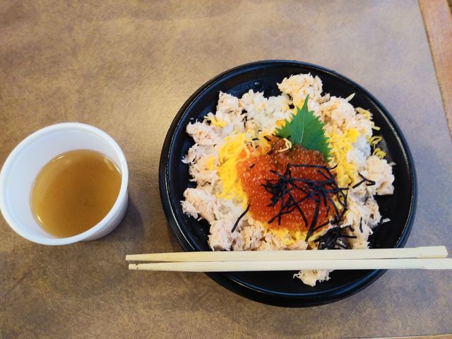 鮭イクラ弁当、美味しくて2晩続けてテイクアウトしました。温かい味噌汁付き。_魚沼の畑