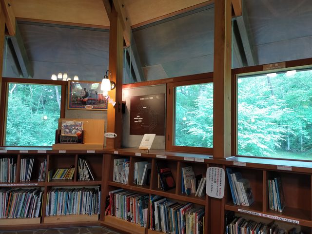 沢山の絵本と窓の緑_軽井沢絵本の森美術館(ムーゼの森)