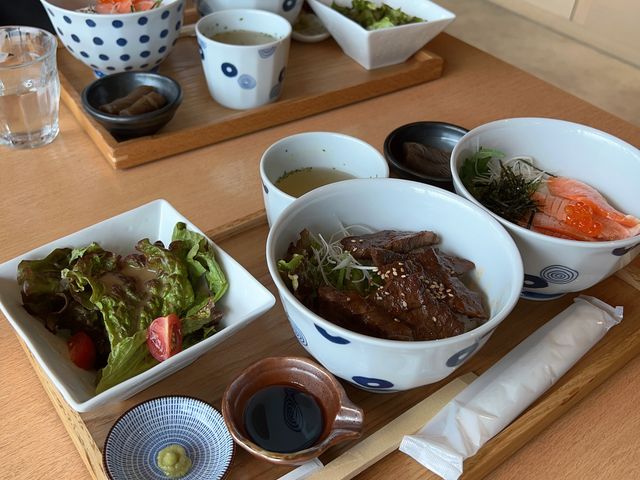 ランチは2種類の丼を選べてどちらも美味しかったです。ボリュームもあって満足です。_大津温泉おふろcafeびわこ座