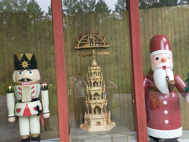 エントランスの大きな人形_エルツおもちゃ博物館・軽井沢(ムーゼの森)