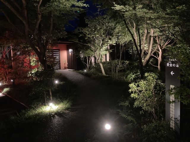 光灯された玄関先_農のオーベルジュ 白金の森