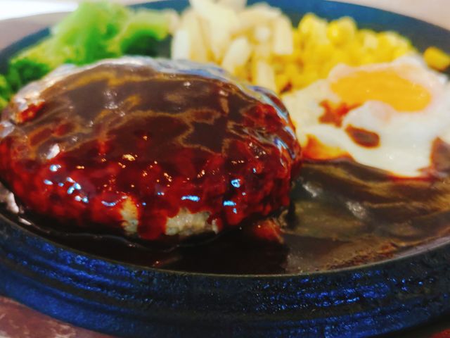 デミグラスソースの目玉焼きハンバーグ。洋食のテッパンです!_テキサスキングステーキ イオンモール座間