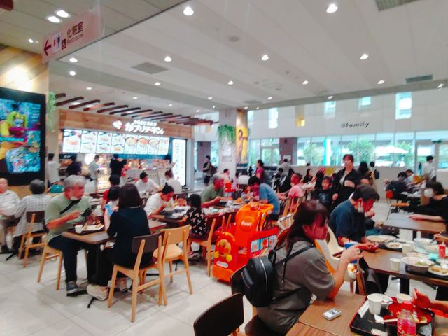 日曜日のランチタイムで賑わうショッピングモール、アリオ川口のフードコート。_アリオ川口
