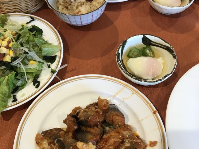 茄子のグラタン、欲張りすぎてごめんなさい!サラダがフレッシュで美味しい!ガーリックトースト美味しい!_ホテル広島サンプラザ