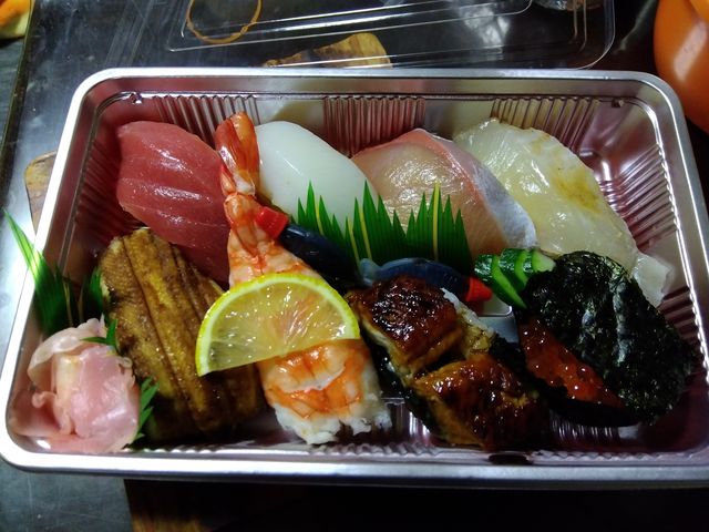 久々行って持ち帰りを。店内より小さいですがそれでもデカい。_一楽寿司