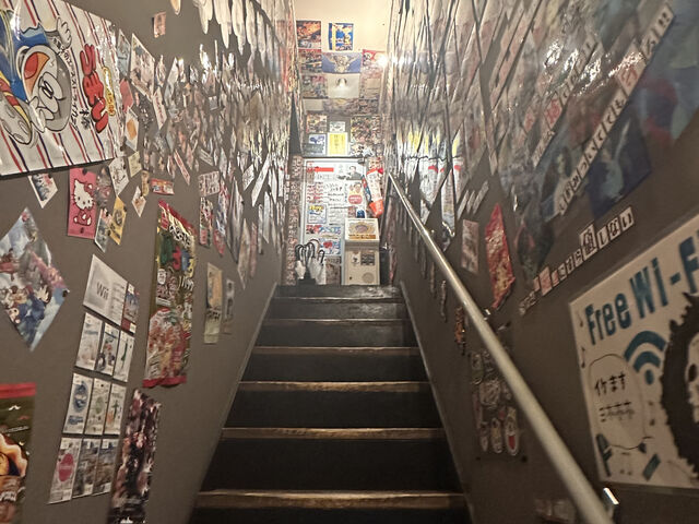 入店前に圧巻の階段。
2Fの店って中見えないし入りにくいんだけど、映えるから皆写真撮ってた。_放課後駄菓子バー A-55 京都四条河原町店