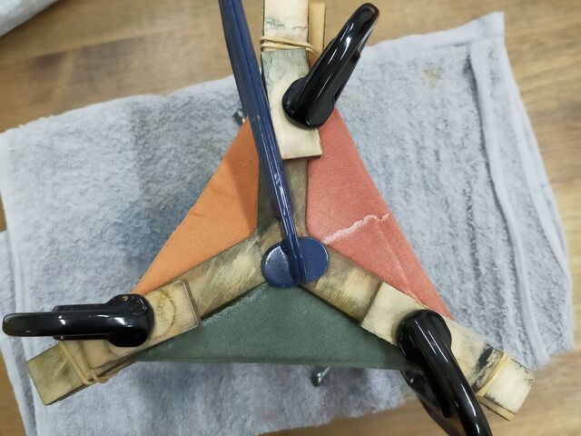 手拭いを板でしっかり締めてから染めていきます_草木染・藍染工房 貴久 KIKYU