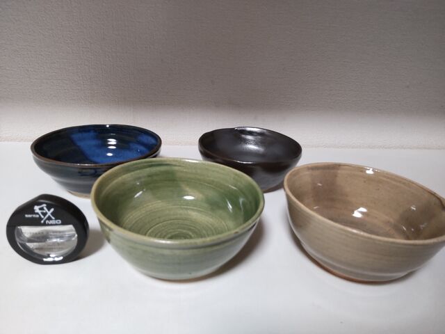 大きさの参考に目薬 置いています_ICHICARA CERAMIC FACTORY