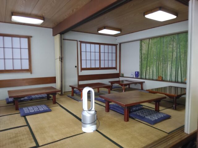 座布団で頂くのは苦手です。カウンター席にしました。_今荘