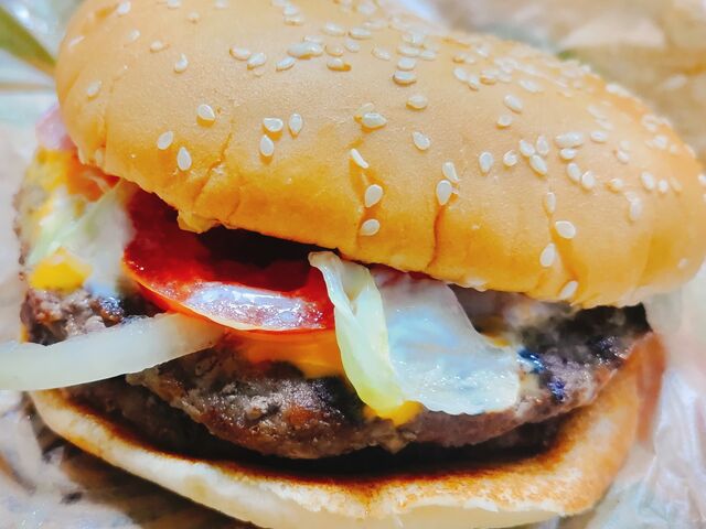 肉々しいパティのハンバーガー。_BURGER KING(バーガーキング) 浅草吾妻橋店(あさくさあづまばしてん)